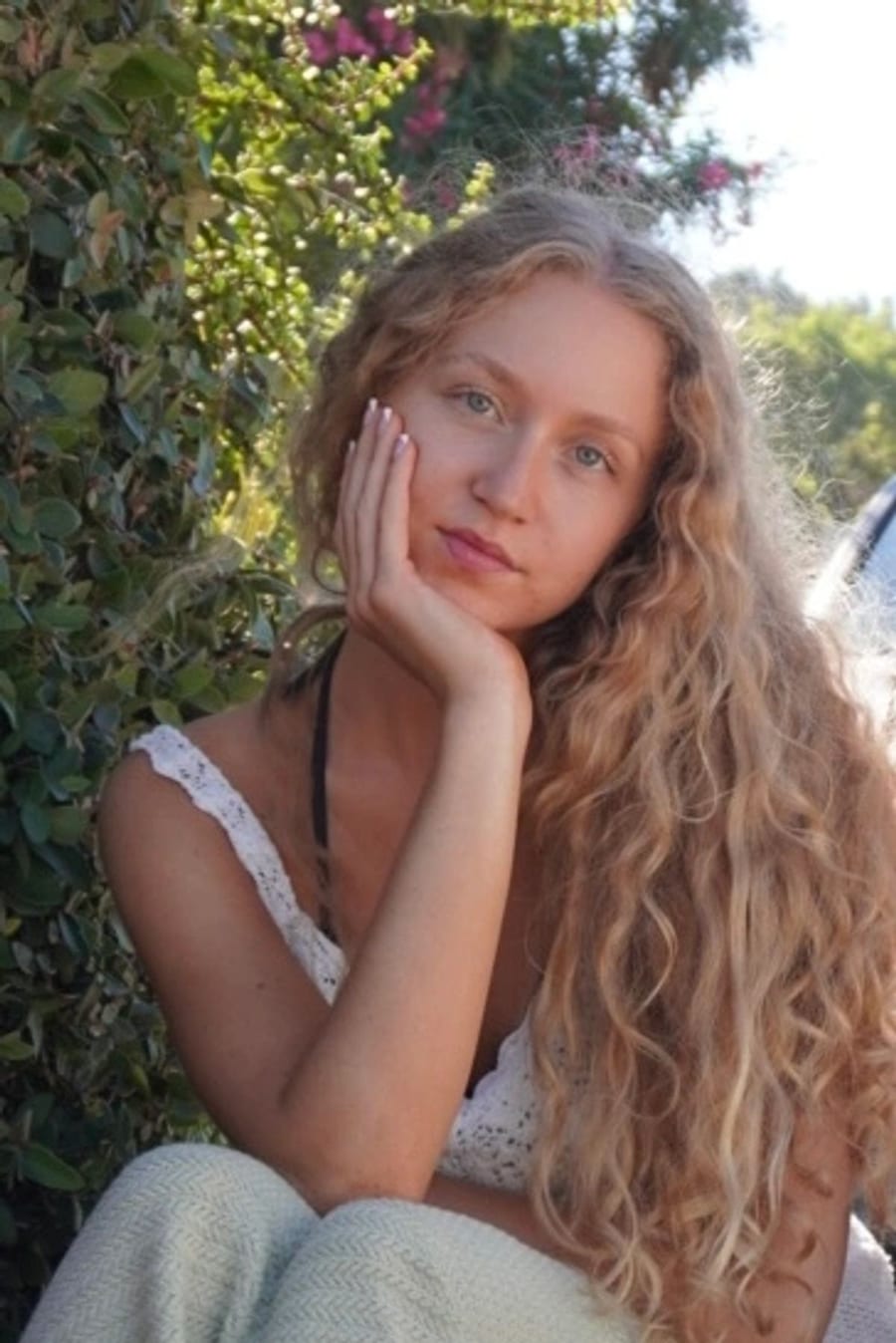 Makayla Grace, founder of Mak&rsquo;Eve, resting her cheek on her hand